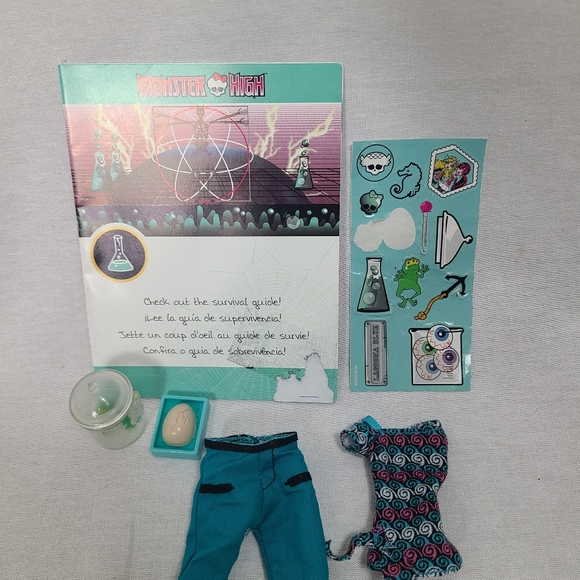 Monster High Lagoona Blue Mad Science Doll Mattel 2011 Has a dye mark on face - Picture 4 of 11